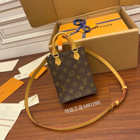 LV M81295 Petit Sac Plat