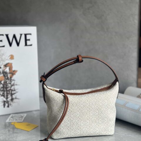 LOEWE 新版小花Cubi绣花腋下包 0559