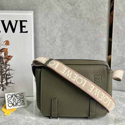 LOEWE 进口荔枝纹小牛皮最新邮差包 I0523绿色