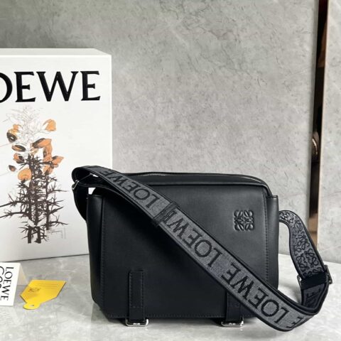 LOEWE 进口荔枝纹小牛皮最新邮差包 I0523黑色