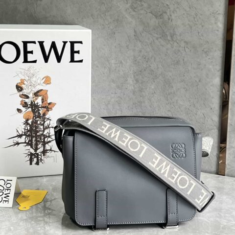 LOEWE 进口荔枝纹小牛皮最新邮差包 I0523高级灰