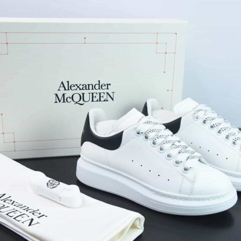 Alexander McQueen 亚历山大麦昆 黑亮皮低帮运动鞋