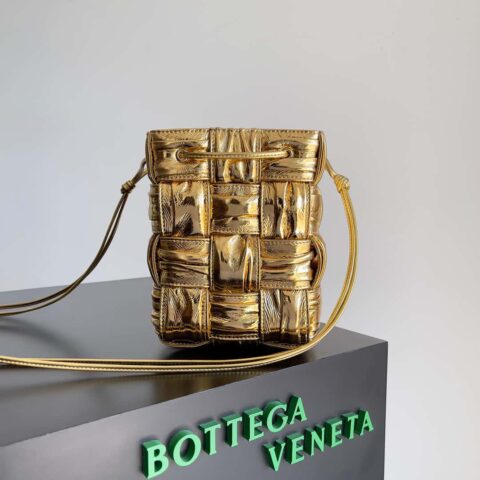 BottegaVeneta葆蝶家Bv小水桶包褶皱牛皮编织水桶包 款号：717187 金色
