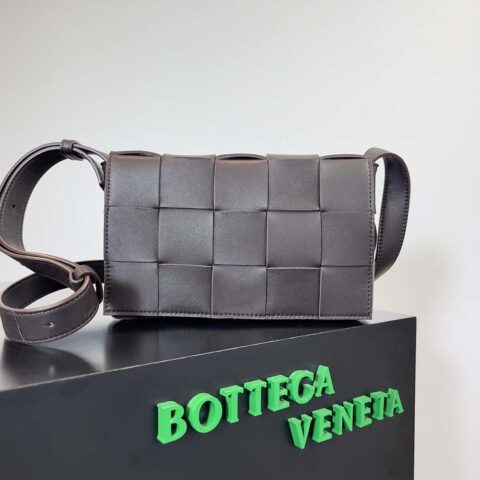 最高端：Bottega Veneta Cassette/枕头包（黑棕色）型号：578004