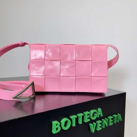 最高端：Bottega Veneta Cassette/枕头包 型号：667298 油蜡小牛皮