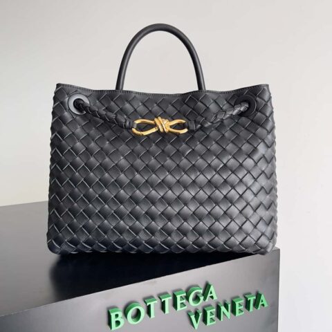 Bottega Veneta 本季推出的新款Andiamo编织手袋 中号 款号：743572