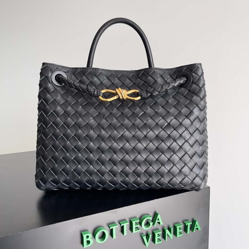 Bottega Veneta 本季推出的新款Andiamo编织手袋 中号 款号:743572
