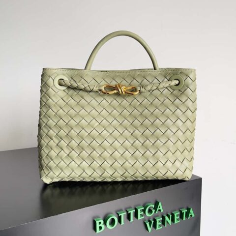 Bottega Veneta 本季推出的新款Andiamo编织手袋 中号 款号：743572