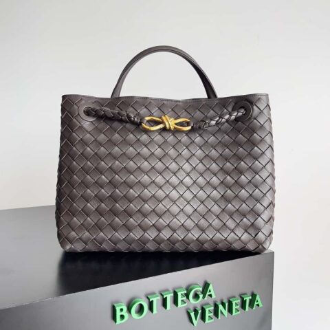 Bottega Veneta 本季推出的新款Andiamo编织手袋 中号 款号：743572