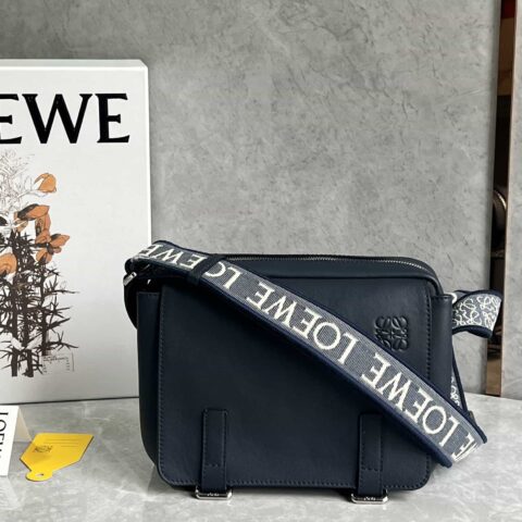 LOEWE 进口荔枝纹小牛皮最新邮差包 I0523深蓝色