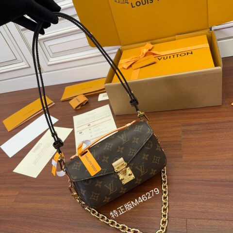 LV M46279 Pochette Métis East West