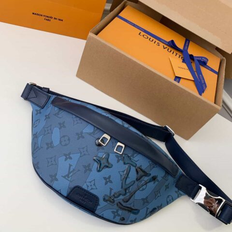 LV M22576 Discovery Bumbag