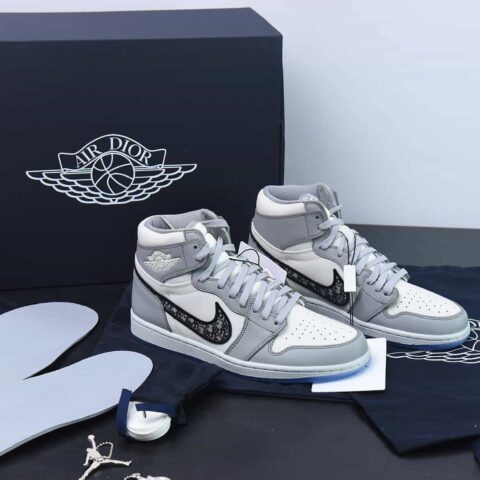 Dior X Air jordanan high OG高帮运动鞋 货号：CN8607-002