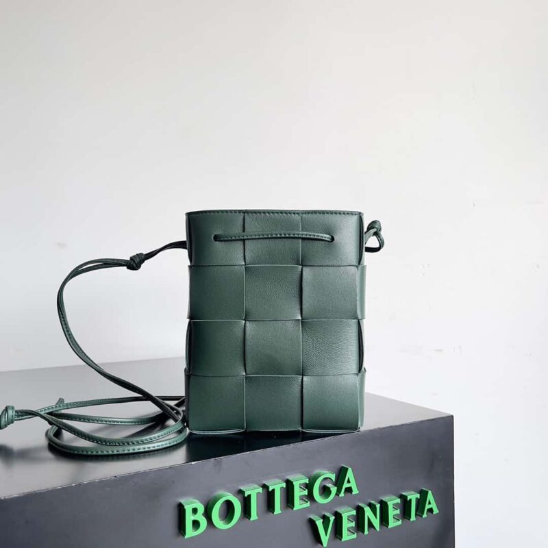 BottegaVeneta葆蝶家Bv小水桶包褶皱牛皮编织水桶包 款号:680218 雨树绿