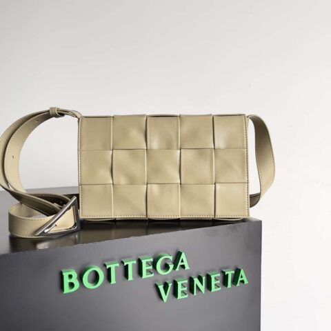 最高端：Bottega Veneta Cassette/枕头包型号：667298