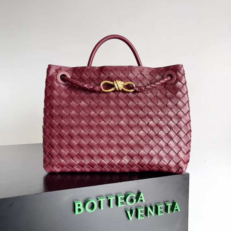 Bottega Veneta 本季推出的新款Andiamo编织手袋 中号 款号：743572