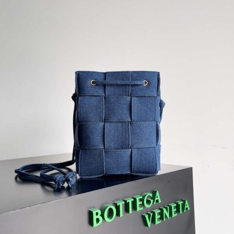 BV 深蓝色牛仔水桶包𝘽𝙊𝙏𝙏𝙀𝙂𝘼 𝙑𝙀𝙉𝙀𝙏𝘼牛仔水桶包 款号：743789