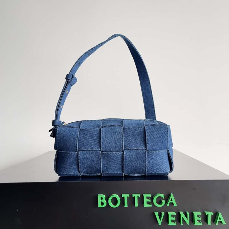 Bottega veneta #葆蝶家 Brick 520精选系列[爱心]编织复古牛仔包 款号：751427