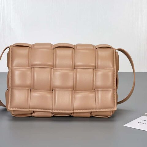 Bottega Veneta葆蝶家 Padded Cassette Bag 型号； 591970 BV Cassette枕头包 奶茶色