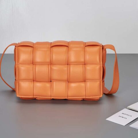 Bottega Veneta葆蝶家 Padded Cassette Bag 型号； 591970 BV Cassette枕头包 鲜橙橘