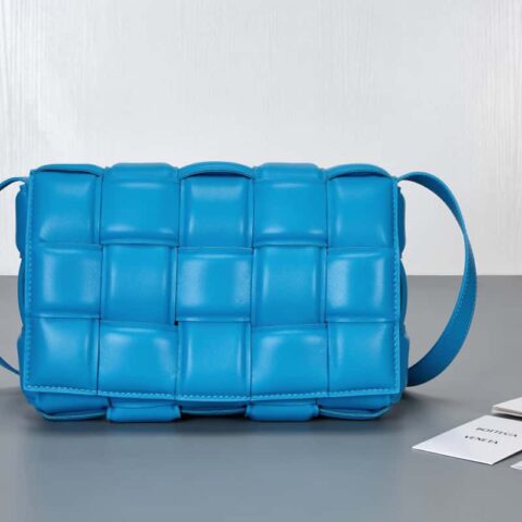 Bottega Veneta葆蝶家 Padded Cassette Bag 型号； 591970 BV Cassette枕头包 泳池蓝