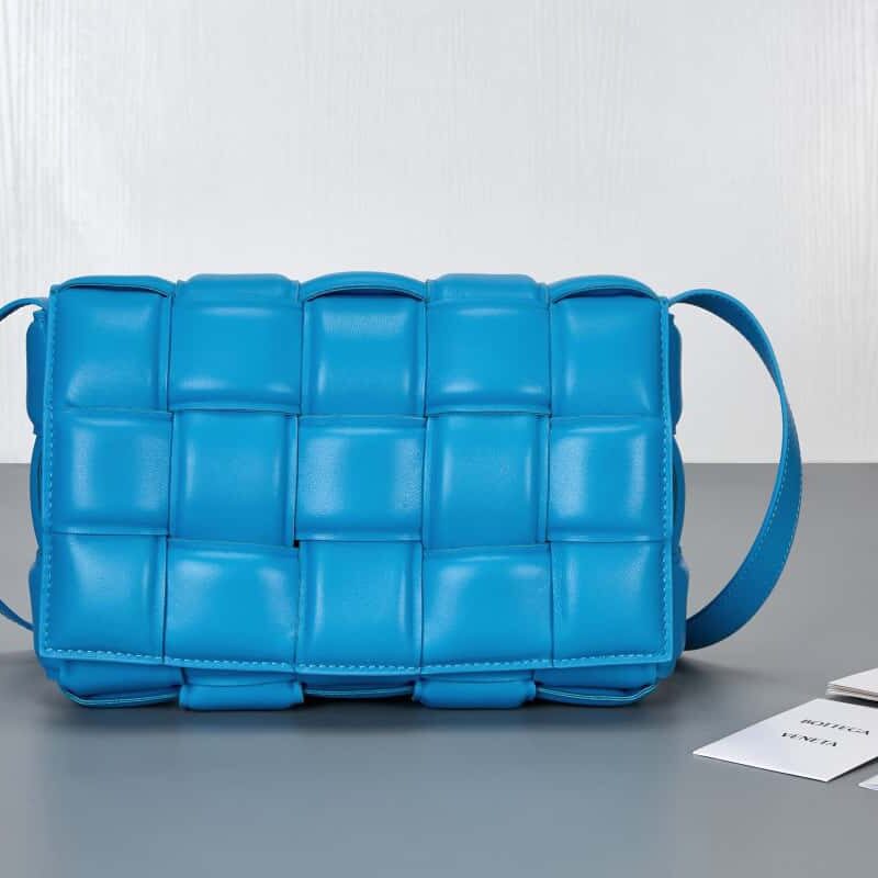 Bottega Veneta葆蝶家 Padded Cassette Bag 型号； 591970 BV Cassette枕头包 泳池蓝