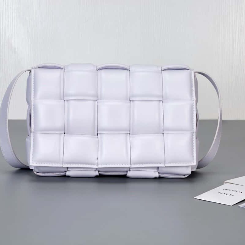 Bottega Veneta葆蝶家 Padded Cassette Bag 型号； 591970 BV Cassette枕头包 欢乐紫
