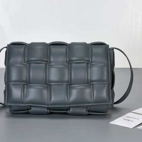 Bottega Veneta葆蝶家 Padded Cassette Bag 型号； 591970 BV Cassette枕头包 闪电灰