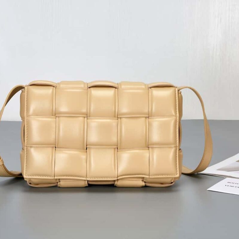 Bottega Veneta葆蝶家 Padded Cassette Bag 型号； 591970 BV Cassette枕头包 燕麦色