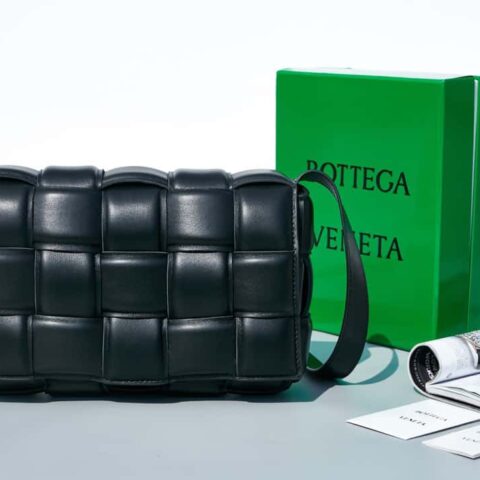 Bottega Veneta葆蝶家 Padded Cassette Bag 型号； 591970 BV Cassette枕头包 黑色银扣