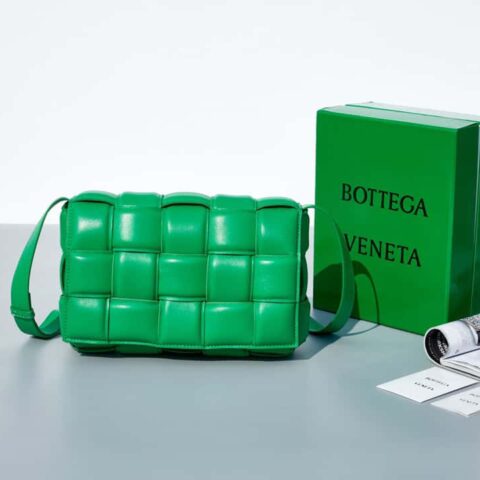 Bottega Veneta葆蝶家 Padded Cassette Bag 型号； 591970 BV Cassette枕头包 鹦鹉绿