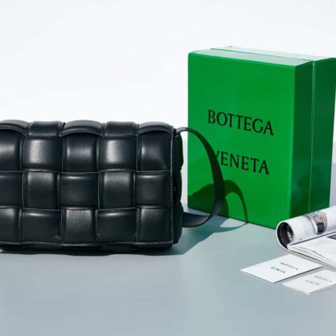 Bottega Veneta葆蝶家 Padded Cassette Bag 型号； 591970 BV Cassette枕头包 黑色金扣