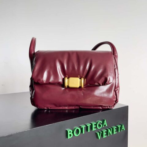 BV Pad 一眼心动帅气包款BOTTEGA VENETA 面包款 款号：717237 波尔多红