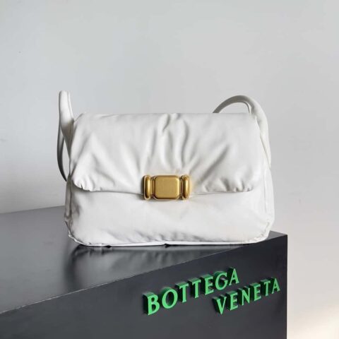 BV Pad 一眼心动帅气包款BOTTEGA VENETA 面包款 款号：717237 白色