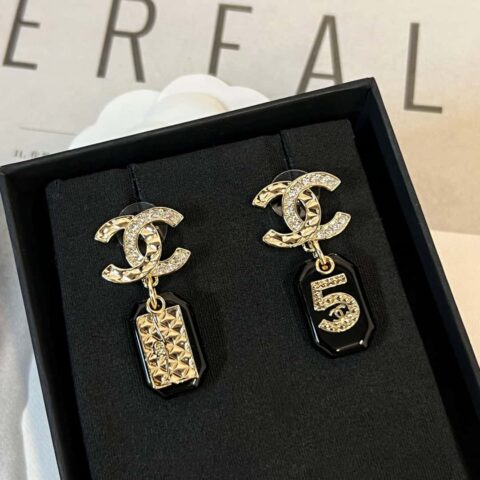 新款☑️CHANEL香奈儿不对称双c条形亚克力5字耳钉耳环