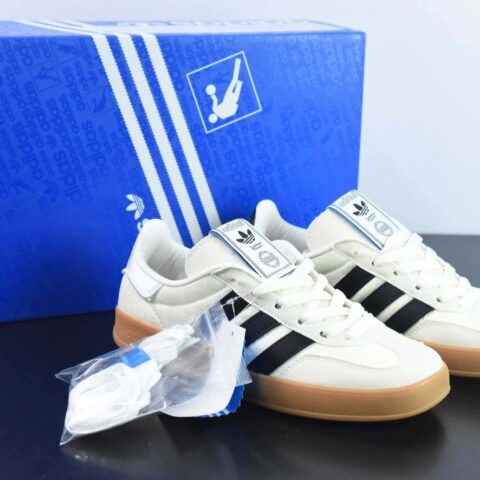 Adidas Gazelle Indoor Trainers 羚羊内训系列低帮复古百搭休闲运动德训风板鞋“奶白鸳鸯黑生胶底”货号：IG3677