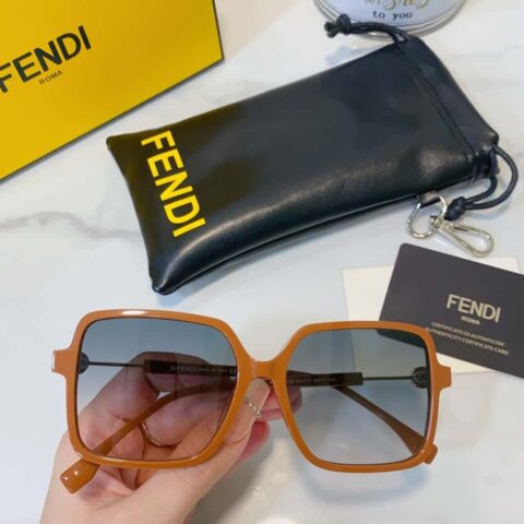 FENDI芬迪方形女士太阳眼镜