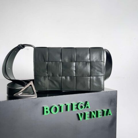 最高端：Bottega Veneta Cassette/枕头包型号：667298