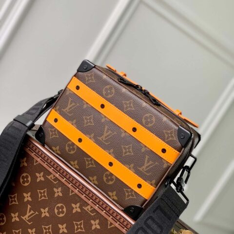 M46689 当季新款 HANDLE SOFT TRUNK 手袋