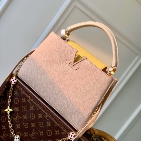 【独家实拍 M22375杏包 中号 】本款 Capucines 中号手袋