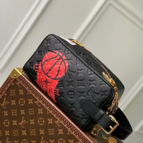 M58515黑色手拿包Cloakroom Dopp Kit 手袋LVxNBA SEASON 2 胶囊系列