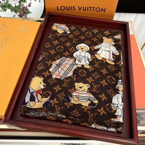 LV路易威登小熊欢乐园羊绒围巾