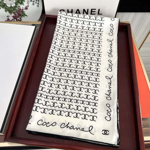 CHANEL香奈儿童趣字母真丝围巾