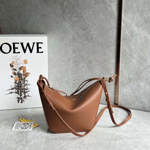 LOEWE 新版型hammock吊床腋下包 0687焦糖色