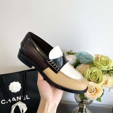 CHANEL 小香𝟐𝟎𝟐𝟑金属字母乐福鞋 G39190拼色