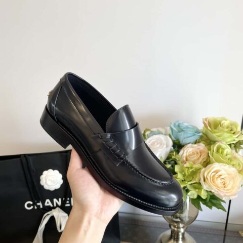 CHANEL 小香𝟐𝟎𝟐𝟑金属字母乐福鞋 G39190黑色