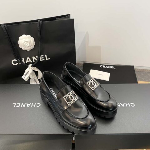 CHANEL 𝟐𝟎𝟐𝟑小香双C 银色大logo厚底乐福鞋