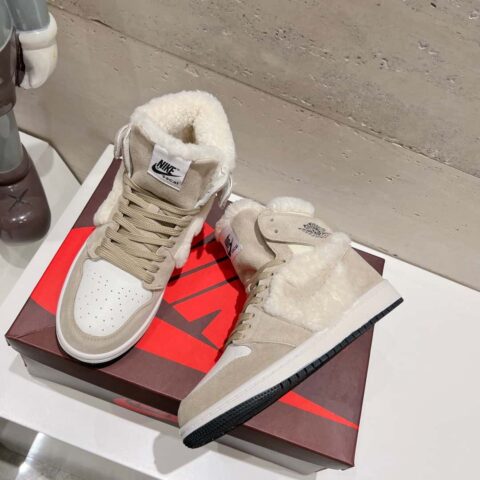 🐰🐰【情侣款】顶级版本🌈🌈🌈Nike 耐克WMNS Air Jordan 1 Mid"Light Bone" AJ1乔丹一代中帮经典复古文化休闲运动篮球鞋