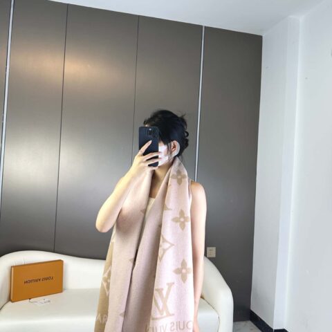 LV 霍思燕最新粉奶茶色围巾