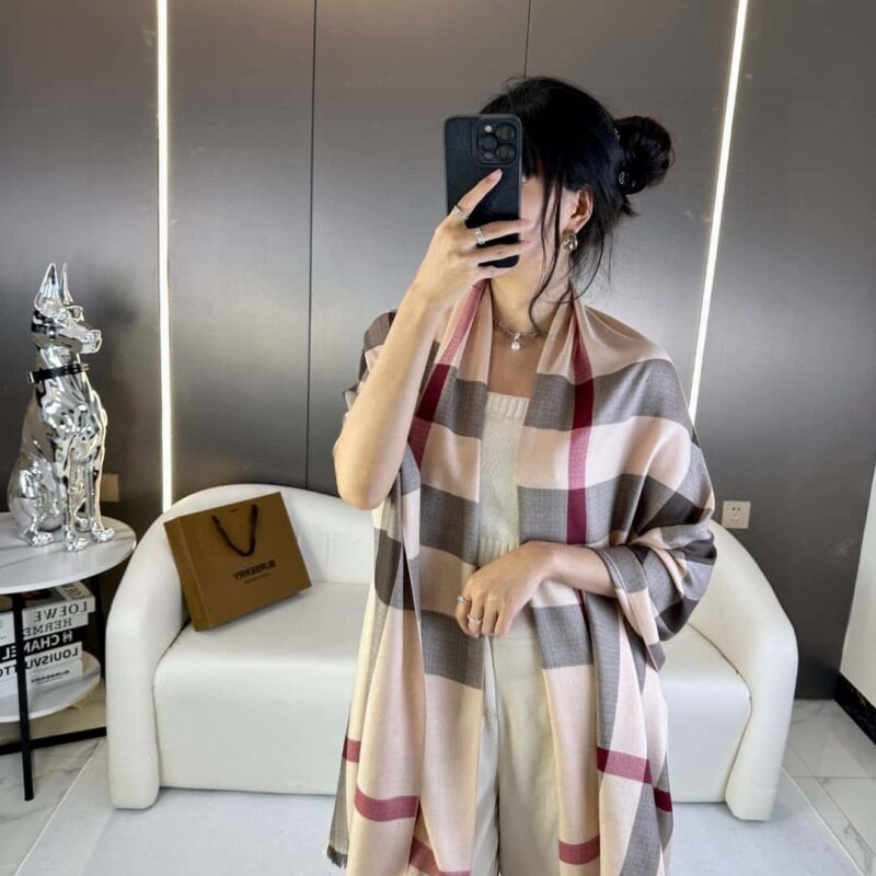 Burberry巴宝莉 经典格薄款钻石纹丝绒围巾